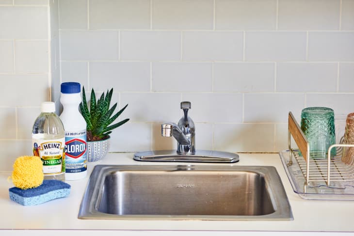 How to clean and sanitize stainless steel sink - Photo 1.