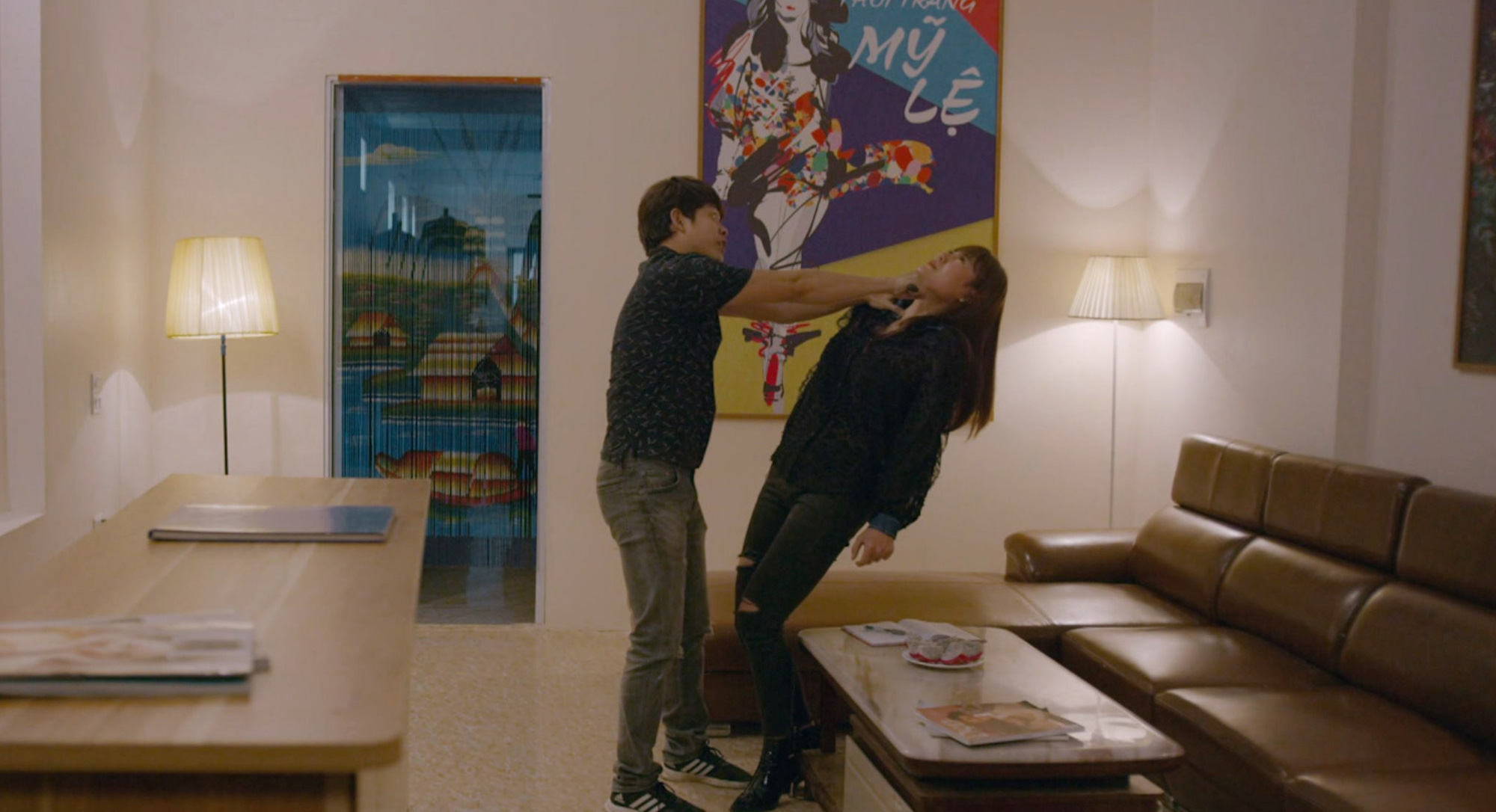 Mùa hoa tìm lại: Đồng hụt hẫng nhìn Lệ ôm Việt, nhưng vẫn là người cứu Lệ khi nữ chính bị dao kề vào cổ - Ảnh 2. Mùa hoa tìm lại: Đồng hụt hẫng nhìn Lệ ôm Việt, nhưng vẫn là người cứu Lệ khi nữ chính bị dao kề vào cổ - Ảnh 2.