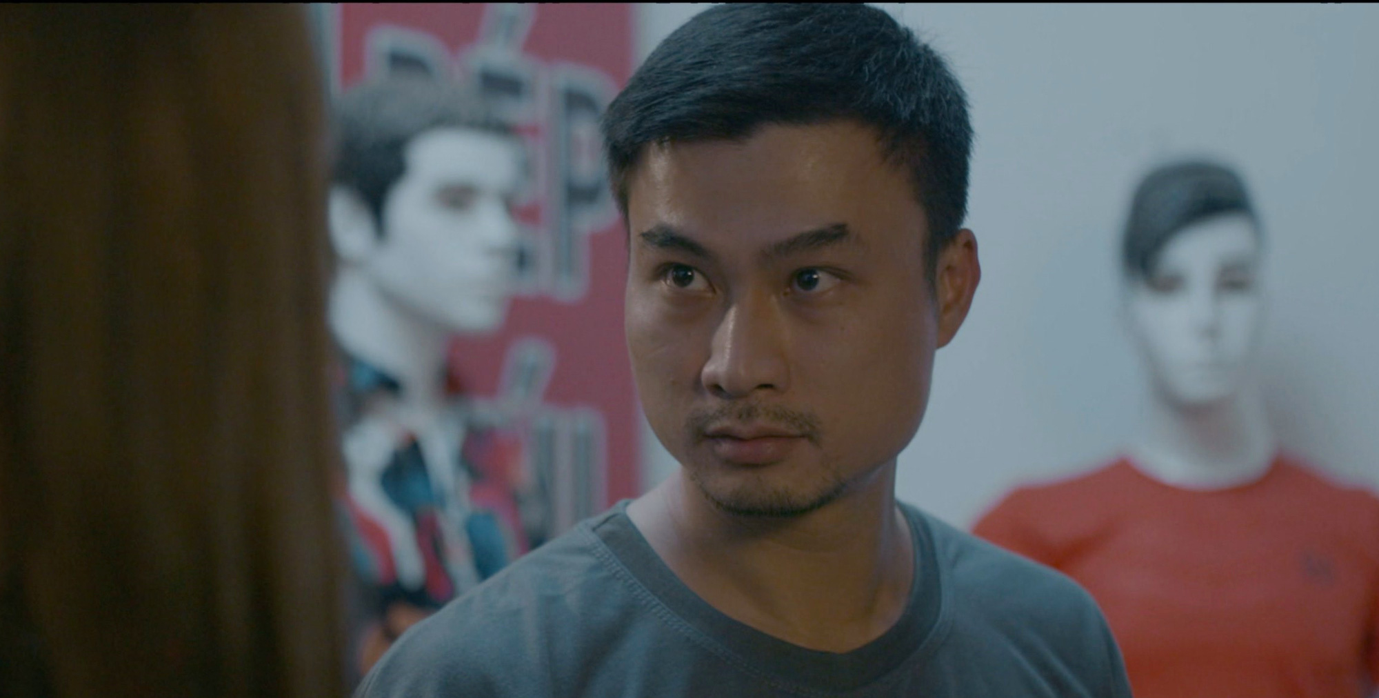 Mùa hoa tìm lại: Đồng hụt hẫng nhìn Lệ ôm Việt, nhưng vẫn là người cứu Lệ khi nữ chính bị dao kề vào cổ - Ảnh 4. Mùa hoa tìm lại: Đồng hụt hẫng nhìn Lệ ôm Việt, nhưng vẫn là người cứu Lệ khi nữ chính bị dao kề vào cổ - Ảnh 4.