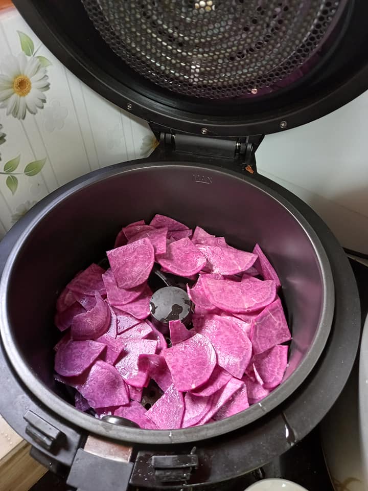 Giải cứu khoai lang tím xong thì làm ngay món snack giòn rụm này bằng nồi chiên không dầu các chị em nhé - Ảnh 6. Giải cứu khoai lang tím xong thì làm ngay món snack giòn rụm này bằng nồi chiên không dầu các chị em nhé - Ảnh 6.