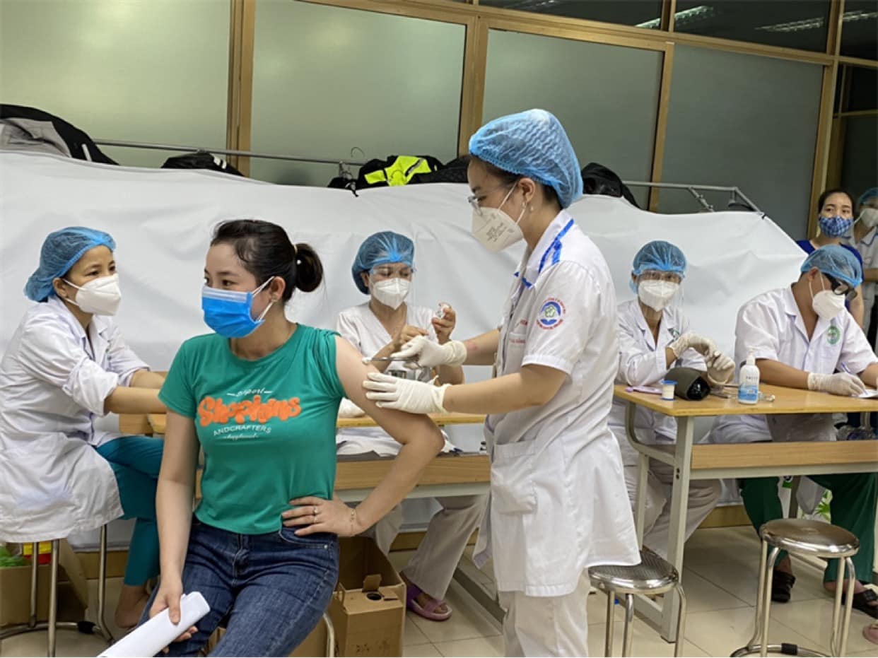 Việt Nam sẽ nhận thêm khoảng 6 triệu liều vắc xin phòng COVID-19 của AstraZeneca và Pfizer - Ảnh 1.