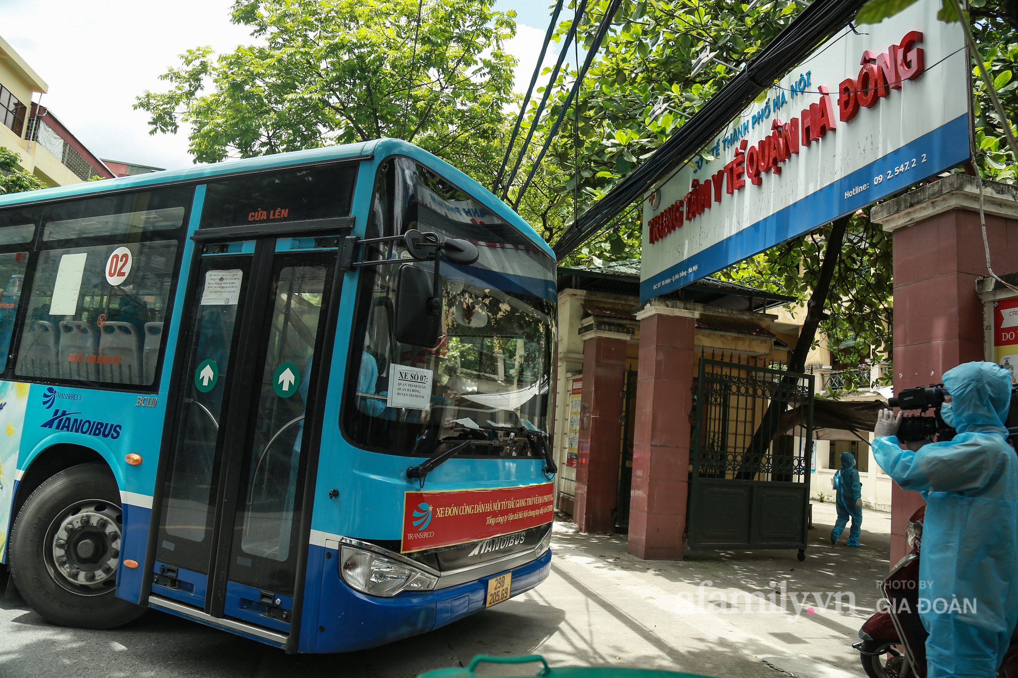 Xe buýt đón công nhân lao động từ tâm dịch Bắc Giang trở về Hà Nội - Ảnh 4.