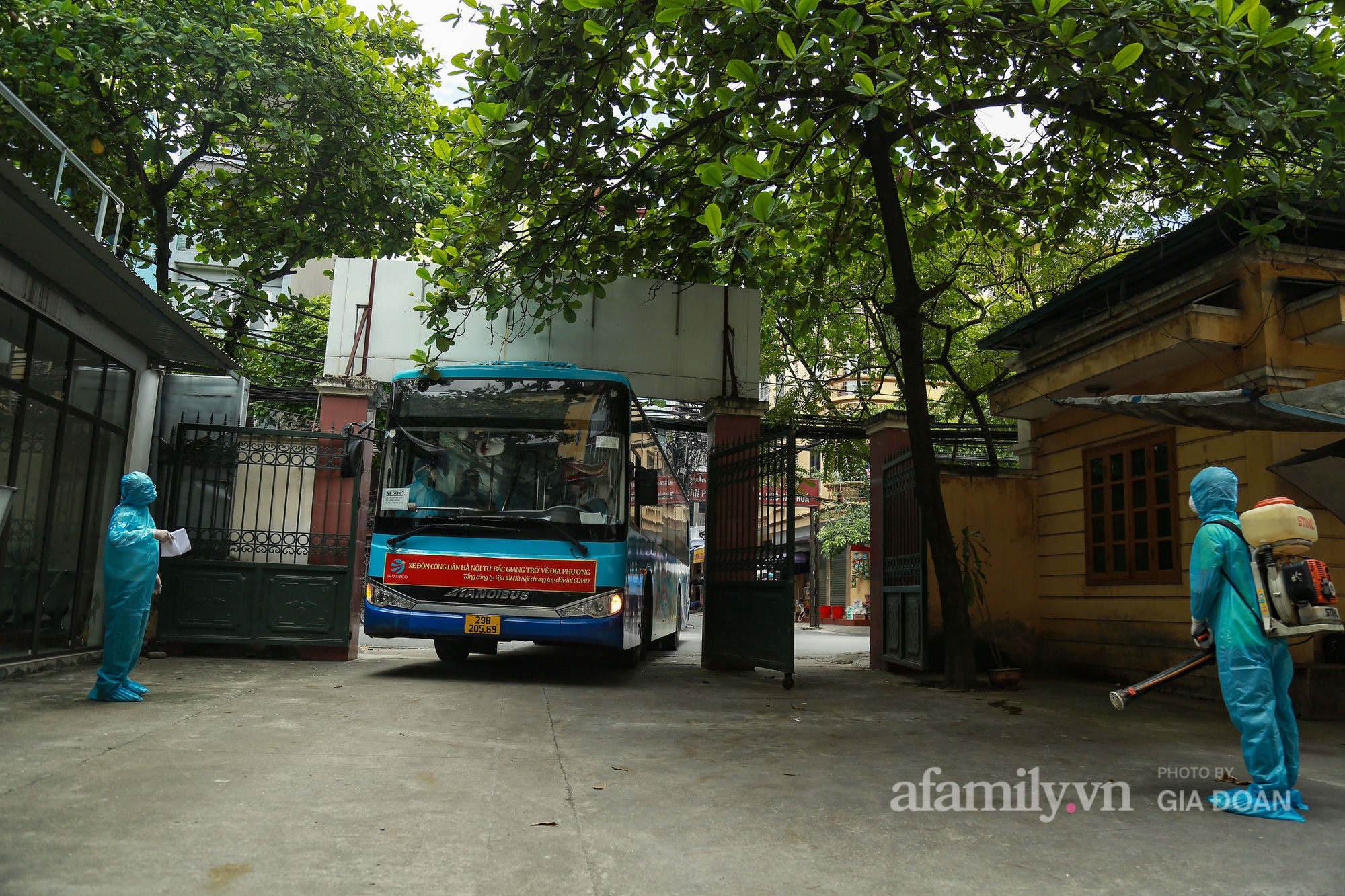 Xe buýt đón công nhân lao động từ tâm dịch Bắc Giang trở về Hà Nội - Ảnh 6.