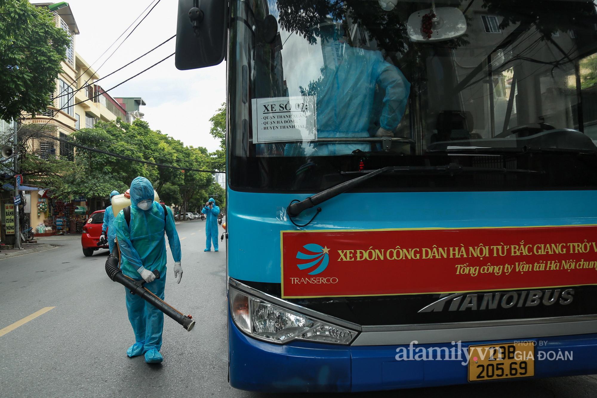 Xe buýt đón công nhân lao động từ tâm dịch Bắc Giang trở về Hà Nội - Ảnh 2.