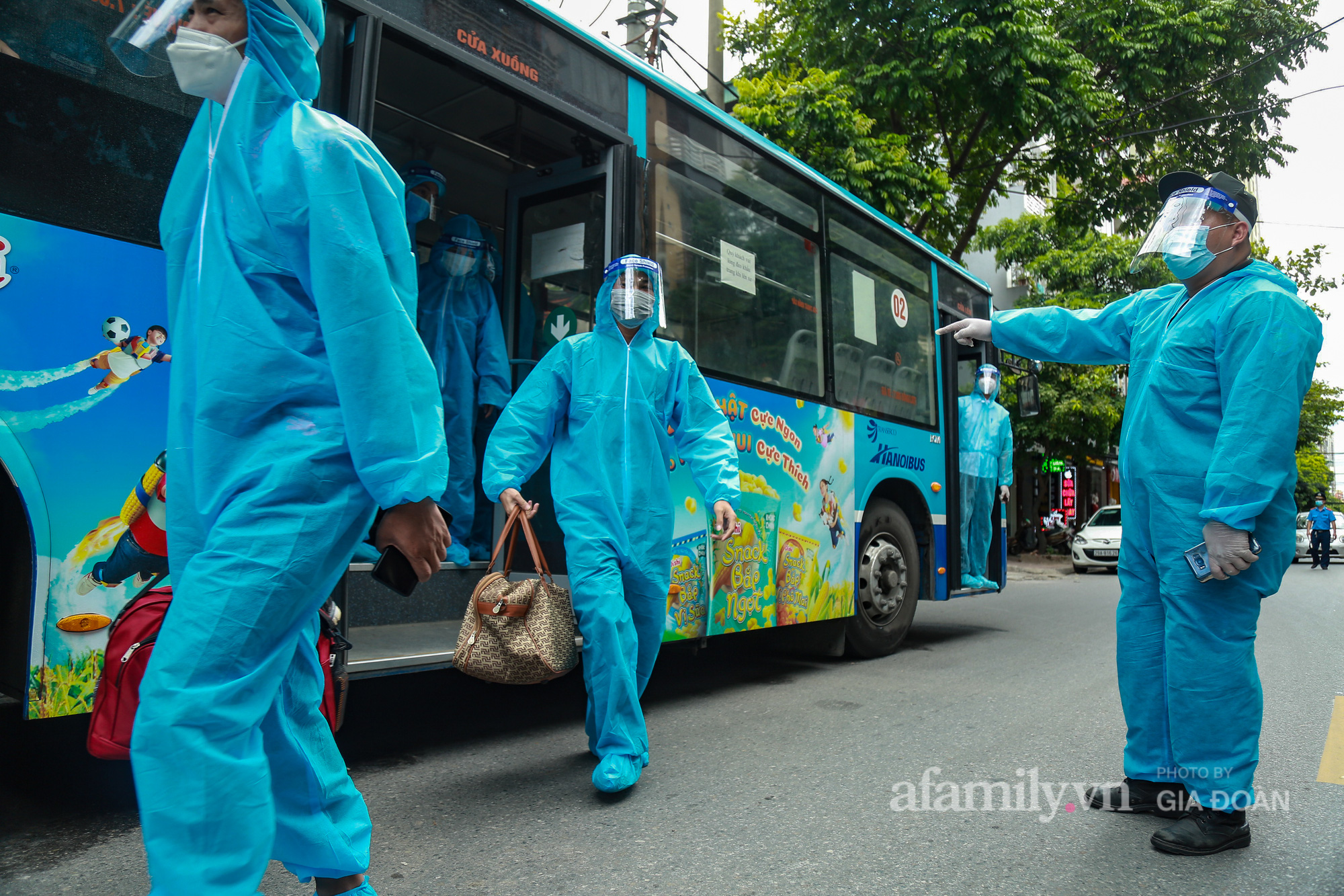 Xe buýt đón công nhân lao động từ tâm dịch Bắc Giang trở về Hà Nội - Ảnh 8.