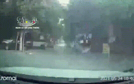 Shipper phóng nhanh tông thẳng vào ô tô ở ngã tư, ngã lộn nhào xuống đường khiến tất cả đứng tim