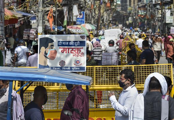 Ấn Độ: Dòng người chen chúc nhau đến nghẹt thở đi mua sắm giữa "bão Covid-19", hàng loạt bác sĩ đưa ra lời cảnh báo đến rợn người - Ảnh 2.