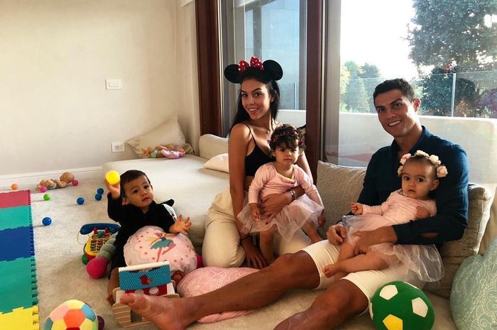 4 đứa con đáng yêu của Cristiano Ronaldo: Loạt khoảnh khắc làm cha ấm áp và những đồn thổi về mẹ của bọn trẻ - Ảnh 14.
