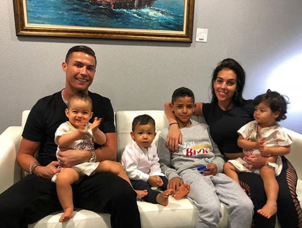 4 đứa con đáng yêu của Cristiano Ronaldo: Loạt khoảnh khắc làm cha ấm áp và những đồn thổi về mẹ của bọn trẻ - Ảnh 1.