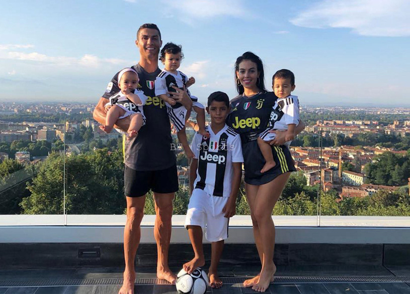 4 đứa con đáng yêu của Cristiano Ronaldo: Loạt khoảnh khắc làm cha ấm áp và những đồn thổi về mẹ của bọn trẻ - Ảnh 6.
