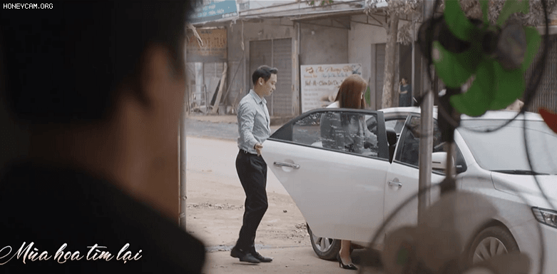 Mùa hoa tìm lại tập 11: Đồng ghen khi thấy Lệ như bà hoàng bước lên xe hơi với Việt - Ảnh 2.