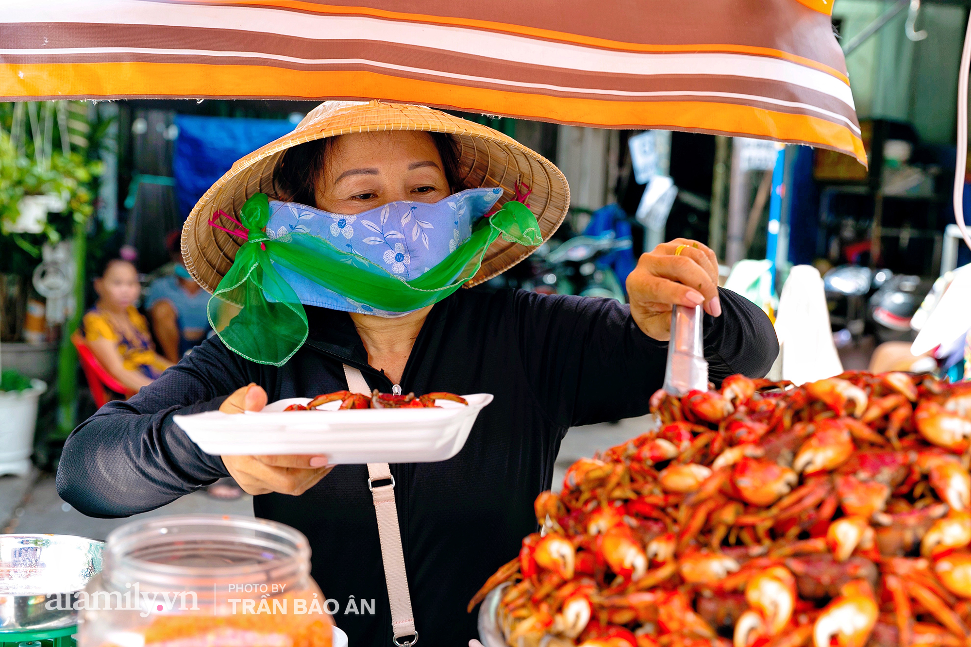 Mâm ba khía hấp Cà Mau giúp bà chủ mỗi tháng "nhẹ nhàng" kiếm 400 triệu dù trong mùa dịch, cả Sài Gòn tìm "đỏ con mắt" cũng khó có mâm thứ hai - Ảnh 3. Mâm ba khía hấp Cà Mau giúp bà chủ mỗi tháng "nhẹ nhàng" kiếm 400 triệu dù trong mùa dịch, cả Sài Gòn tìm "đỏ con mắt" cũng khó có mâm thứ hai - Ảnh 3.