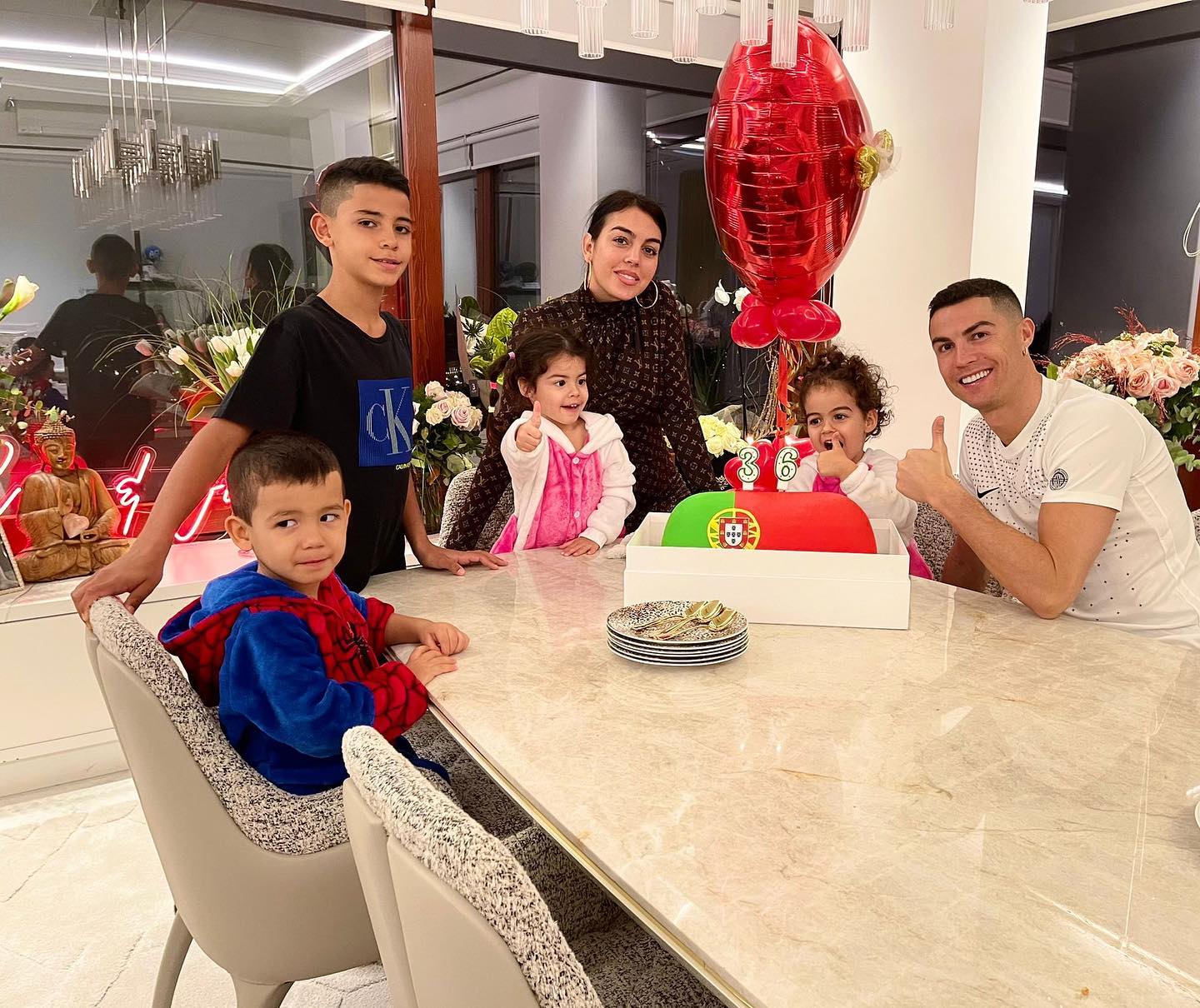 4 đứa con đáng yêu của Cristiano Ronaldo: Loạt khoảnh khắc làm cha ấm áp và những đồn thổi về mẹ của bọn trẻ - Ảnh 15.