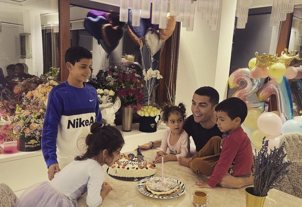 4 đứa con đáng yêu của Cristiano Ronaldo: Loạt khoảnh khắc làm cha ấm áp và những đồn thổi về mẹ của bọn trẻ - Ảnh 12.