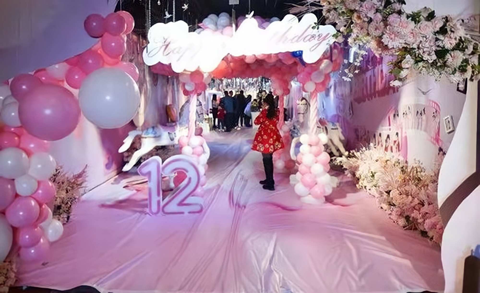 Trào lưu tổ chức sinh nhật tuổi 12 xa xỉ như đám cưới ở Trung Quốc: Món quà sĩ diện của bố mẹ, lời nguyền cho tâm hồn trẻ thơ - Ảnh 3.