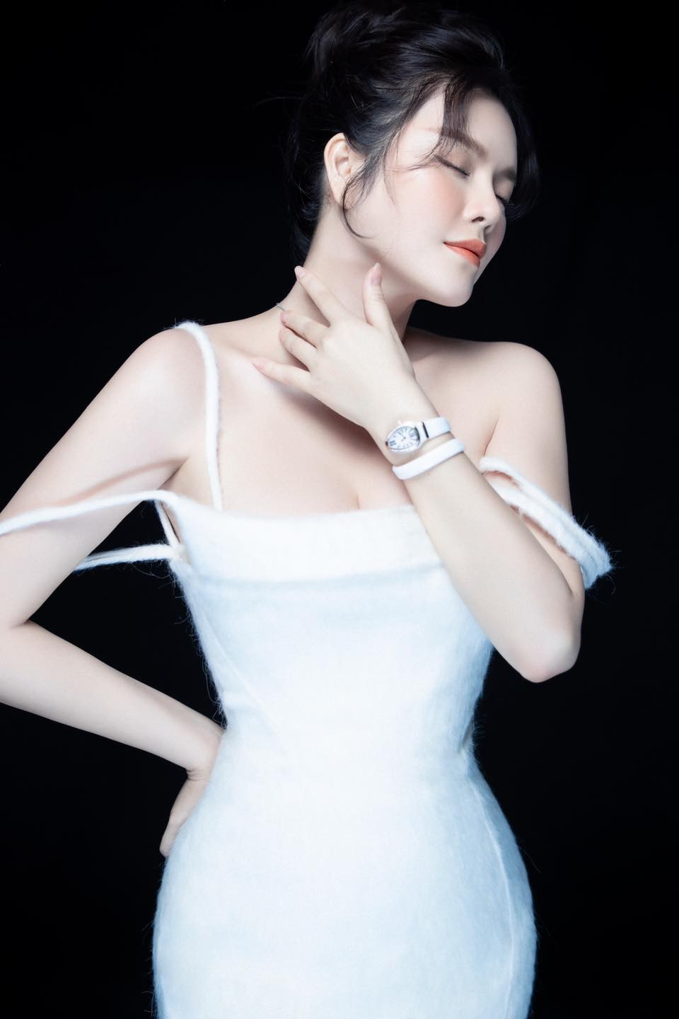 Lý Nhã Kỳ "đại chiến" Ngọc Trinh khi đụng hàng: Đều khoe vòng 1 ngồn ngộn nhưng phụ kiện mới là thứ đọ thắng thua - Ảnh 4. Lý Nhã Kỳ "đại chiến" Ngọc Trinh khi đụng hàng: Đều khoe vòng 1 ngồn ngộn nhưng phụ kiện mới là thứ đọ thắng thua - Ảnh 4.