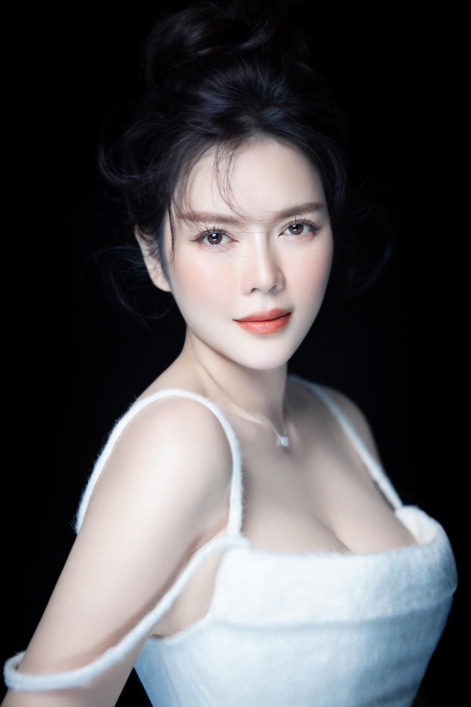 Lý Nhã Kỳ "đại chiến" Ngọc Trinh khi đụng hàng: Đều khoe vòng 1 ngồn ngộn nhưng phụ kiện mới là thứ đọ thắng thua - Ảnh 5. Lý Nhã Kỳ "đại chiến" Ngọc Trinh khi đụng hàng: Đều khoe vòng 1 ngồn ngộn nhưng phụ kiện mới là thứ đọ thắng thua - Ảnh 5.