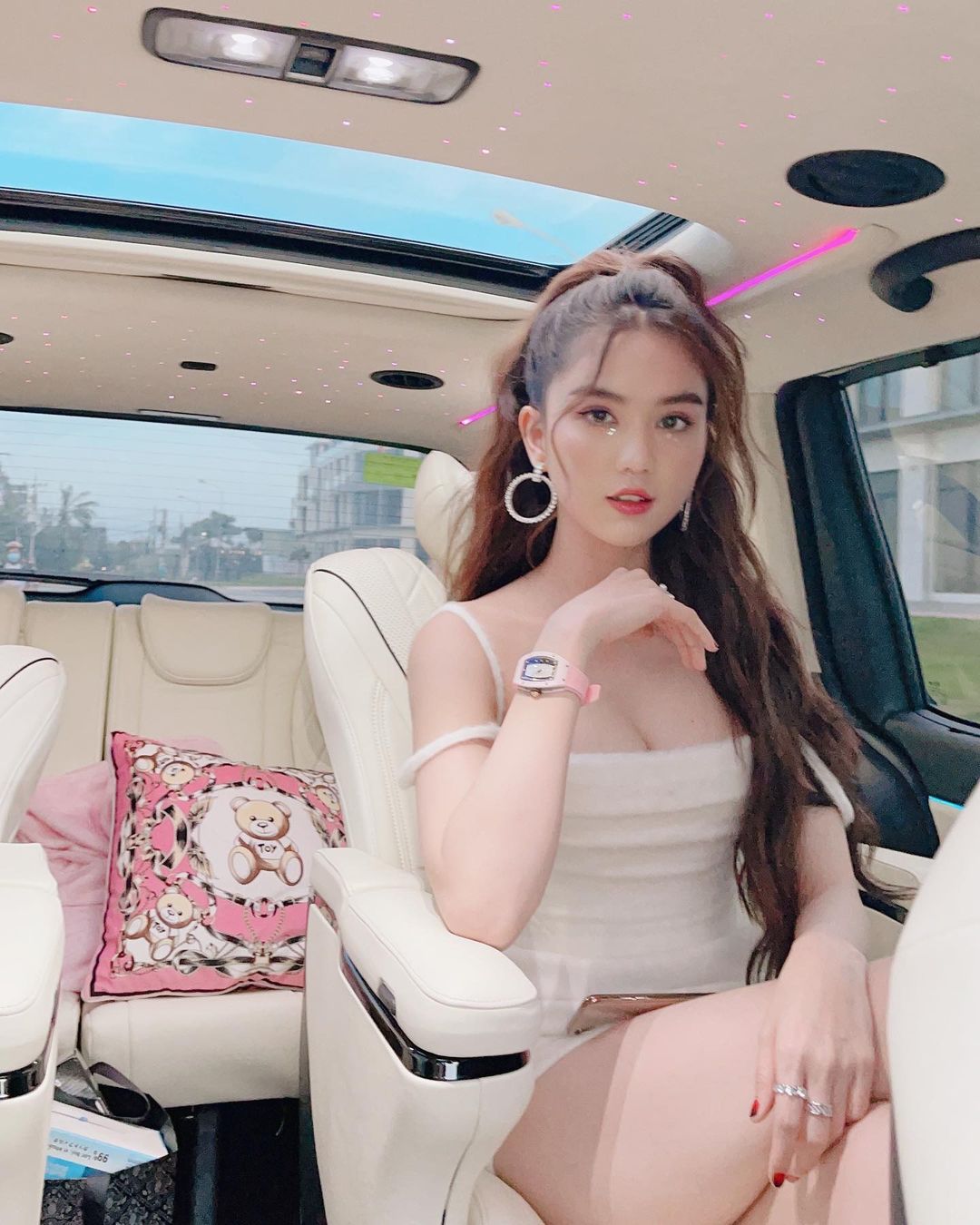Lý Nhã Kỳ "đại chiến" Ngọc Trinh khi đụng hàng: Đều khoe vòng 1 ngồn ngộn nhưng phụ kiện mới là thứ đọ thắng thua - Ảnh 3. Lý Nhã Kỳ "đại chiến" Ngọc Trinh khi đụng hàng: Đều khoe vòng 1 ngồn ngộn nhưng phụ kiện mới là thứ đọ thắng thua - Ảnh 3.