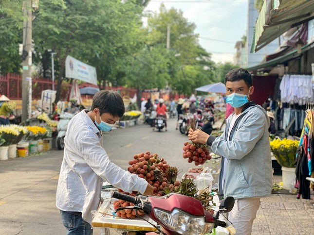 Vải thiều vào vụ, tràn ngập chợ TPHCM - Ảnh 3.