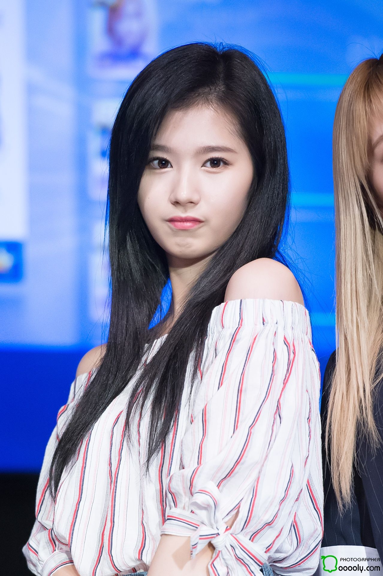 Đỉnh cao visual của TWICE thăng hạng thần thái nhờ đổi đúng 1 chi tiết: Từ cute, dễ thương lên sang chảnh, kiêu kỳ - Ảnh 3. Đỉnh cao visual của TWICE thăng hạng thần thái nhờ đổi đúng 1 chi tiết: Từ cute, dễ thương lên sang chảnh, kiêu kỳ - Ảnh 3.
