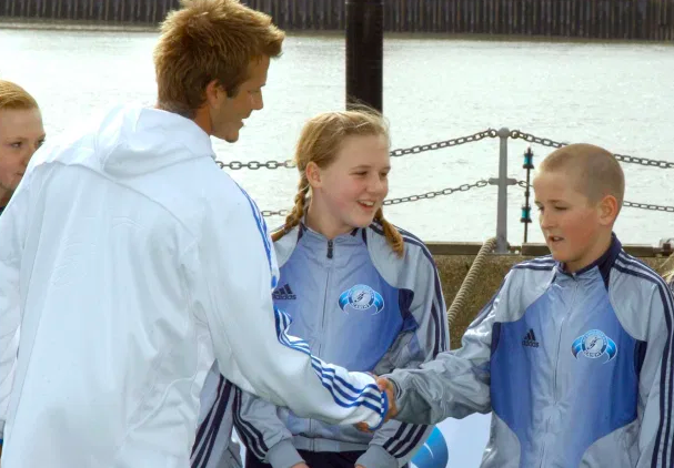12 tuổi cùng xuất hiện trong một tấm ảnh chụp với David Beckham, 13 năm sau, cặp đôi dắt tay nhau vào lễ đường, danh tính của nam chính càng gây chấn động! - Ảnh 3.