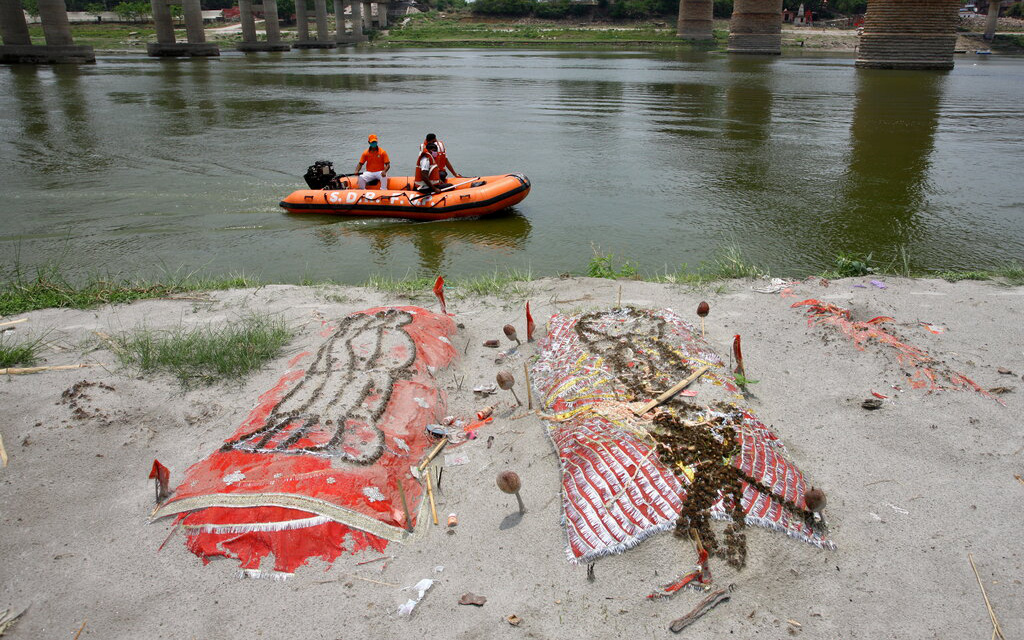 Sông Hằng - con sông không biết nói dối về thảm kịch Covid-19 ở Ấn Độ: Thi thể nổi lềnh bềnh và những tấm khăn liệm màu cam ẩn chứa sự thật chua xót