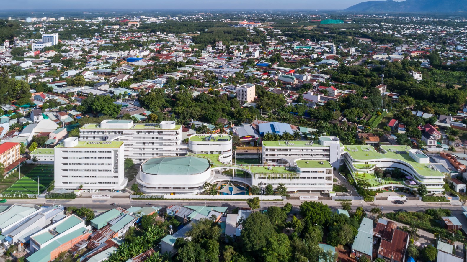 Tin nổi kh&ocirc;ng, một ng&ocirc;i trường học ở T&acirc;y Ninh c&oacute; cảnh quan đẹp n&iacute;n thở như resort cao cấp   - Ảnh 3.