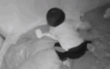 Con trai bị chị họ 4 tuổi đánh chảy máu, mẹ xem camera mà khóc ròng nhưng lại bất lực trước sự bênh vực mù quáng của mẹ chồng