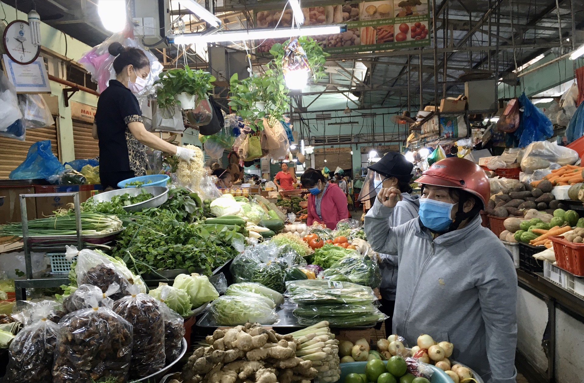Áp dụng Chỉ thị 10 tại TP.HCM: Những điều mà người dân cần lưu ý trước "chỉ thị đặc thù!" - Ảnh 2. Áp dụng Chỉ thị 10 tại TP.HCM: Những điều mà người dân cần lưu ý trước "chỉ thị đặc thù!" - Ảnh 2.