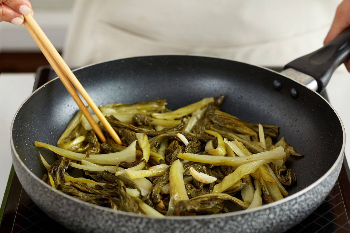 C&ocirc;ng thức thịt ba chỉ rang ch&aacute;y cạnh với dưa cải chuẩn Masterchef - Ảnh 3.
