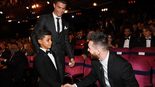 Con trai Messi là fan cứng của Ronaldo, còn con trai Ronaldo lại thần tượng Messi: Bố nhà người ta bao giờ cũng &quot;cool ngầu&quot; hơn bố mình? - Ảnh 3.