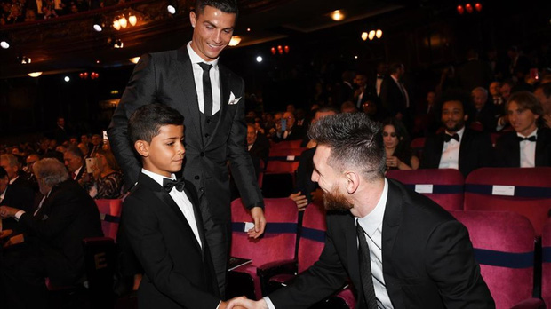 Con trai Messi là fan cứng của Ronaldo, còn con trai Ronaldo lại thần tượng Messi: Bố nhà người ta bao giờ cũng 