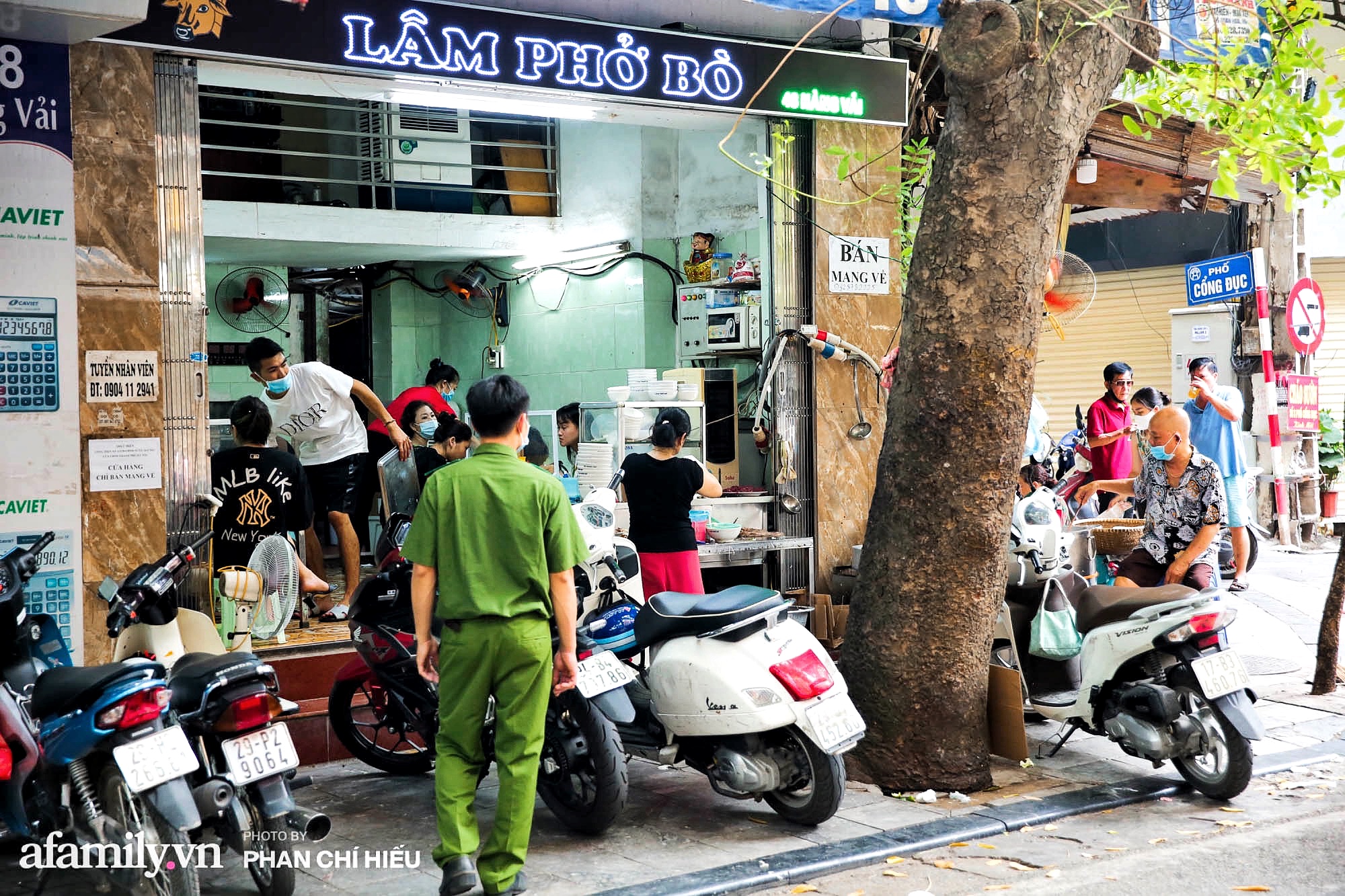 Hà Nội hôm nay mở lại hàng ăn, có quán Phở đông đến mức tạm dừng nhận khách nhưng cũng có quán cửa đóng then cài vì lý do bất ngờ - Ảnh 5.