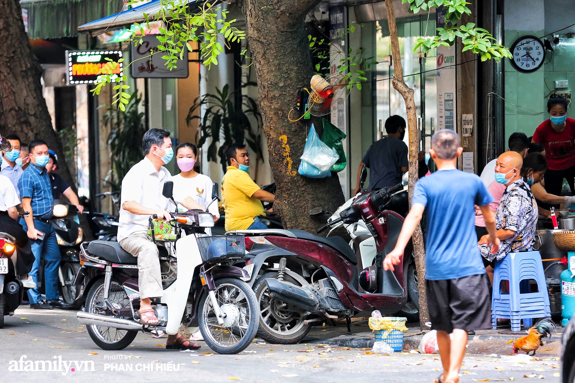 Hà Nội hôm nay mở lại hàng ăn, có quán Phở đông đến mức tạm dừng nhận khách nhưng cũng có quán cửa đóng then cài vì lý do bất ngờ - Ảnh 1.