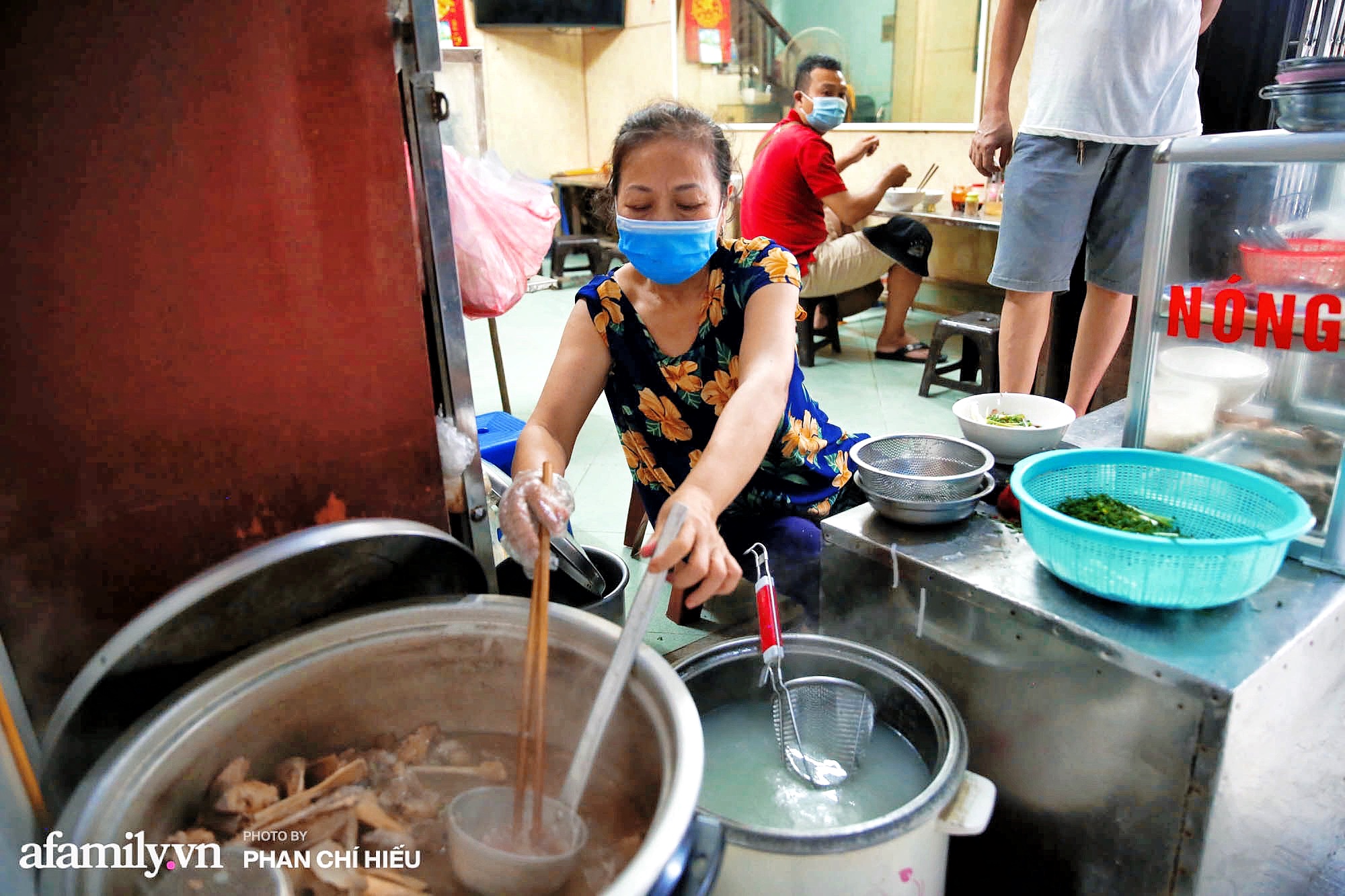 Hà Nội hôm nay mở lại hàng ăn, có quán Phở đông đến mức tạm dừng nhận khách nhưng cũng có quán cửa đóng then cài vì lý do bất ngờ - Ảnh 10.