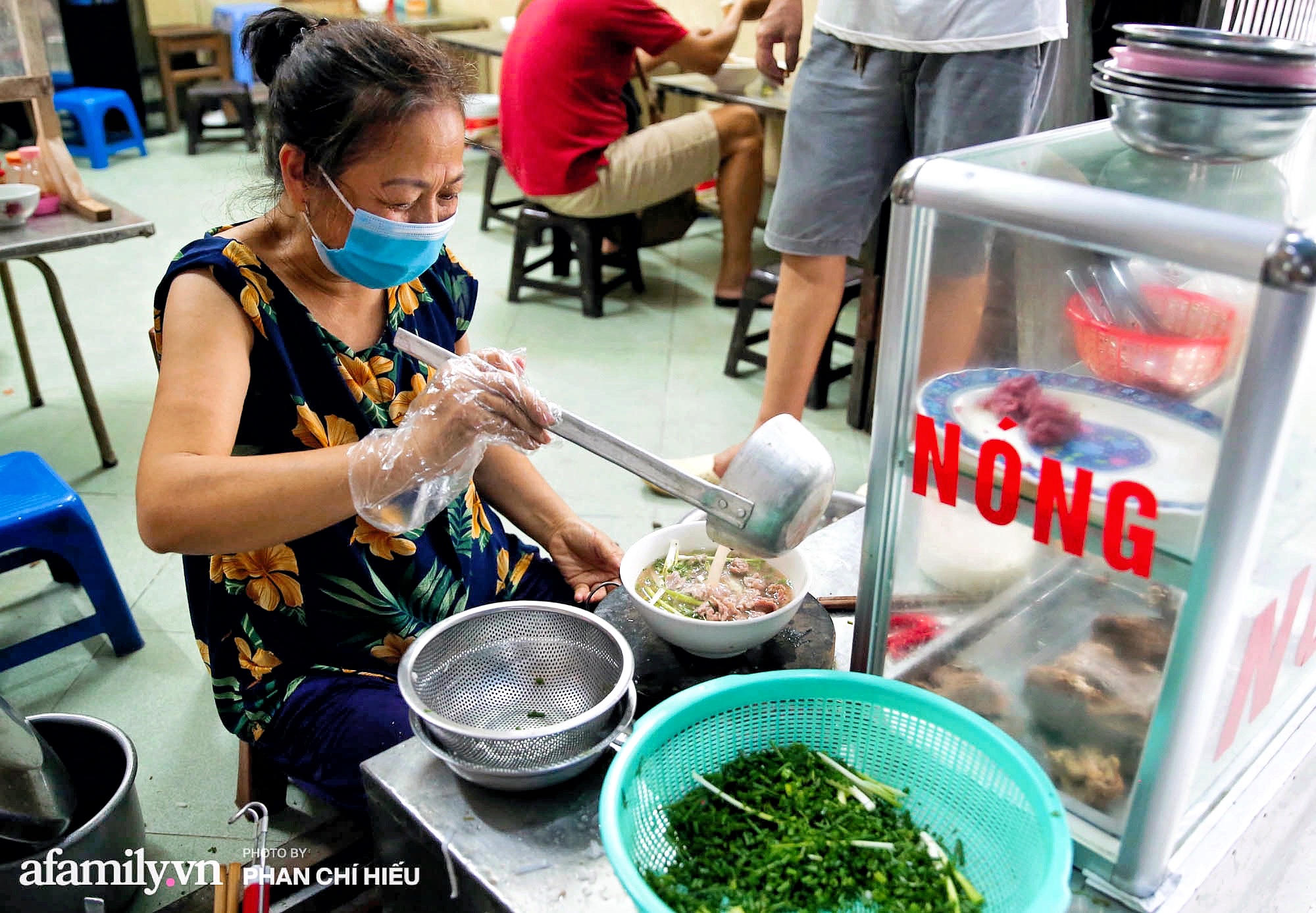 Hà Nội hôm nay mở lại hàng ăn, có quán Phở đông đến mức tạm dừng nhận khách nhưng cũng có quán cửa đóng then cài vì lý do bất ngờ - Ảnh 9.