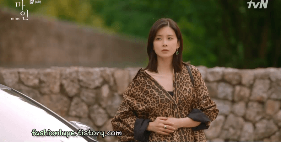 Son Ye Jin &quot;thua đau&quot; trước Lee Bo Young, từ thần thái đến nhan sắc đều bị dìm kém đẹp - Ảnh 2.