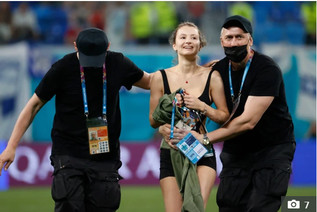 Fan nữ xinh đẹp với vòng 1 khủng đột nhập trận Bỉ - Phần Lan tại Euro 2020, ngã ngửa với mục đích thực sự - Ảnh 3.