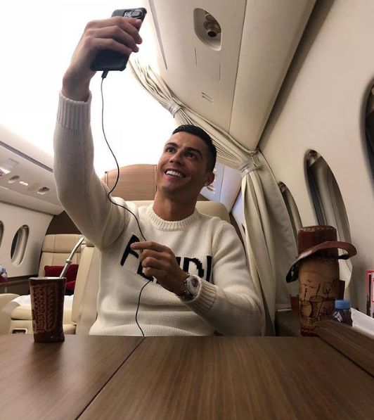 Tỉ phú đô la Ronaldo khoe vợ đẹp con khôn trên siêu máy bay có &quot;thiết bị lạ&quot; không ai biết vì sao - Ảnh 3.