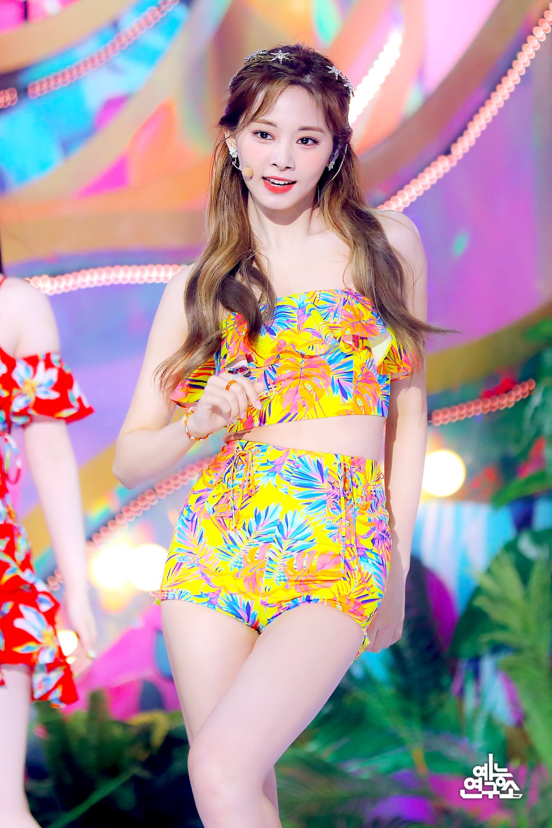 Twice chứng minh khả năng "mặc gì cũng đẹp" khi cân từ style retro đến rực rỡ màu mè, thậm chí còn nhiều món "khó cảm" - Ảnh 9. Twice chứng minh khả năng "mặc gì cũng đẹp" khi cân từ style retro đến rực rỡ màu mè, thậm chí còn nhiều món "khó cảm" - Ảnh 9.