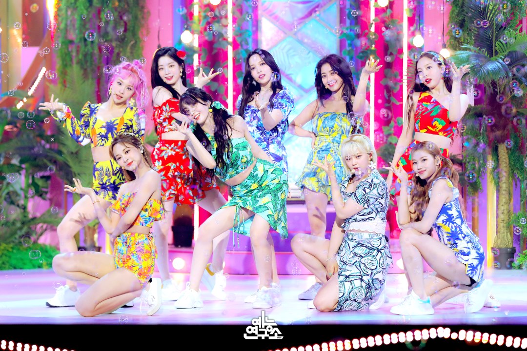 Twice chứng minh khả năng "mặc gì cũng đẹp" khi cân từ style retro đến rực rỡ màu mè, thậm chí còn nhiều món "khó cảm" - Ảnh 11. Twice chứng minh khả năng "mặc gì cũng đẹp" khi cân từ style retro đến rực rỡ màu mè, thậm chí còn nhiều món "khó cảm" - Ảnh 11.