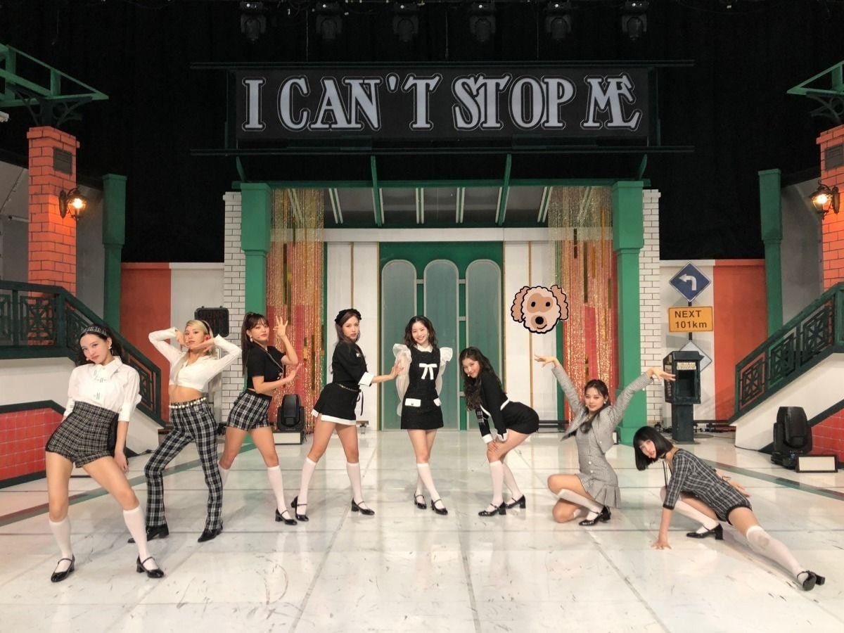 Twice chứng minh khả năng "mặc gì cũng đẹp" khi cân từ style retro đến rực rỡ màu mè, thậm chí còn nhiều món "khó cảm" - Ảnh 2. Twice chứng minh khả năng "mặc gì cũng đẹp" khi cân từ style retro đến rực rỡ màu mè, thậm chí còn nhiều món "khó cảm" - Ảnh 2.