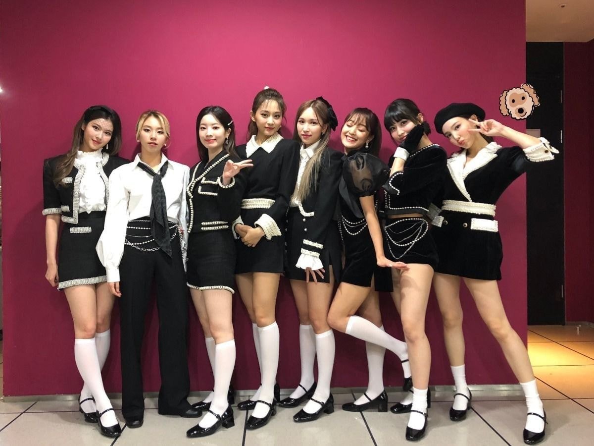Twice chứng minh khả năng "mặc gì cũng đẹp" khi cân từ style retro đến rực rỡ màu mè, thậm chí còn nhiều món "khó cảm" - Ảnh 3. Twice chứng minh khả năng "mặc gì cũng đẹp" khi cân từ style retro đến rực rỡ màu mè, thậm chí còn nhiều món "khó cảm" - Ảnh 3.