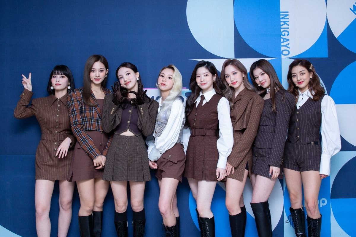 Twice chứng minh khả năng "mặc gì cũng đẹp" khi cân từ style retro đến rực rỡ màu mè, thậm chí còn nhiều món "khó cảm" - Ảnh 4. Twice chứng minh khả năng "mặc gì cũng đẹp" khi cân từ style retro đến rực rỡ màu mè, thậm chí còn nhiều món "khó cảm" - Ảnh 4.