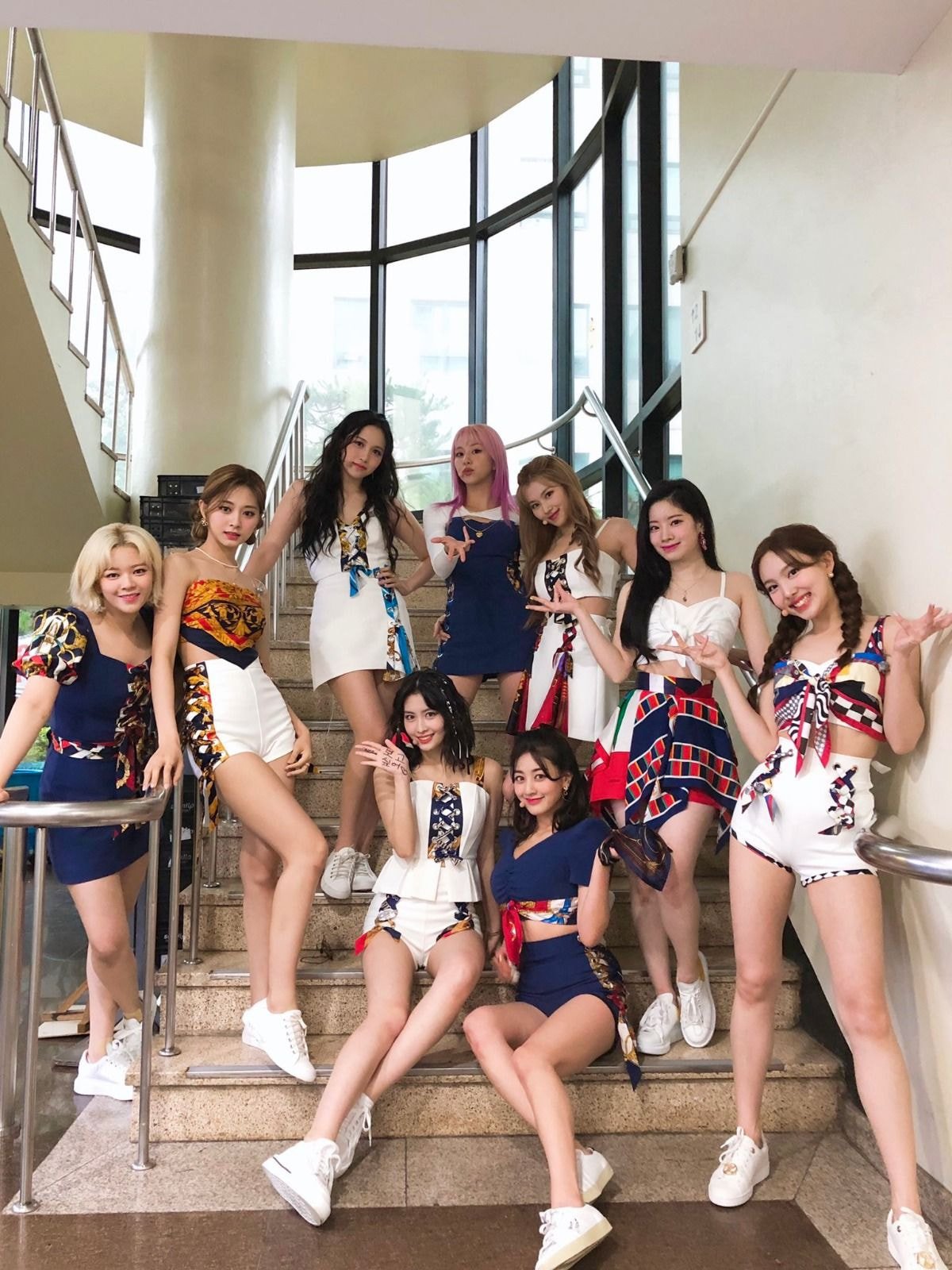 Twice chứng minh khả năng "mặc gì cũng đẹp" khi cân từ style retro đến rực rỡ màu mè, thậm chí còn nhiều món "khó cảm" - Ảnh 5. Twice chứng minh khả năng "mặc gì cũng đẹp" khi cân từ style retro đến rực rỡ màu mè, thậm chí còn nhiều món "khó cảm" - Ảnh 5.