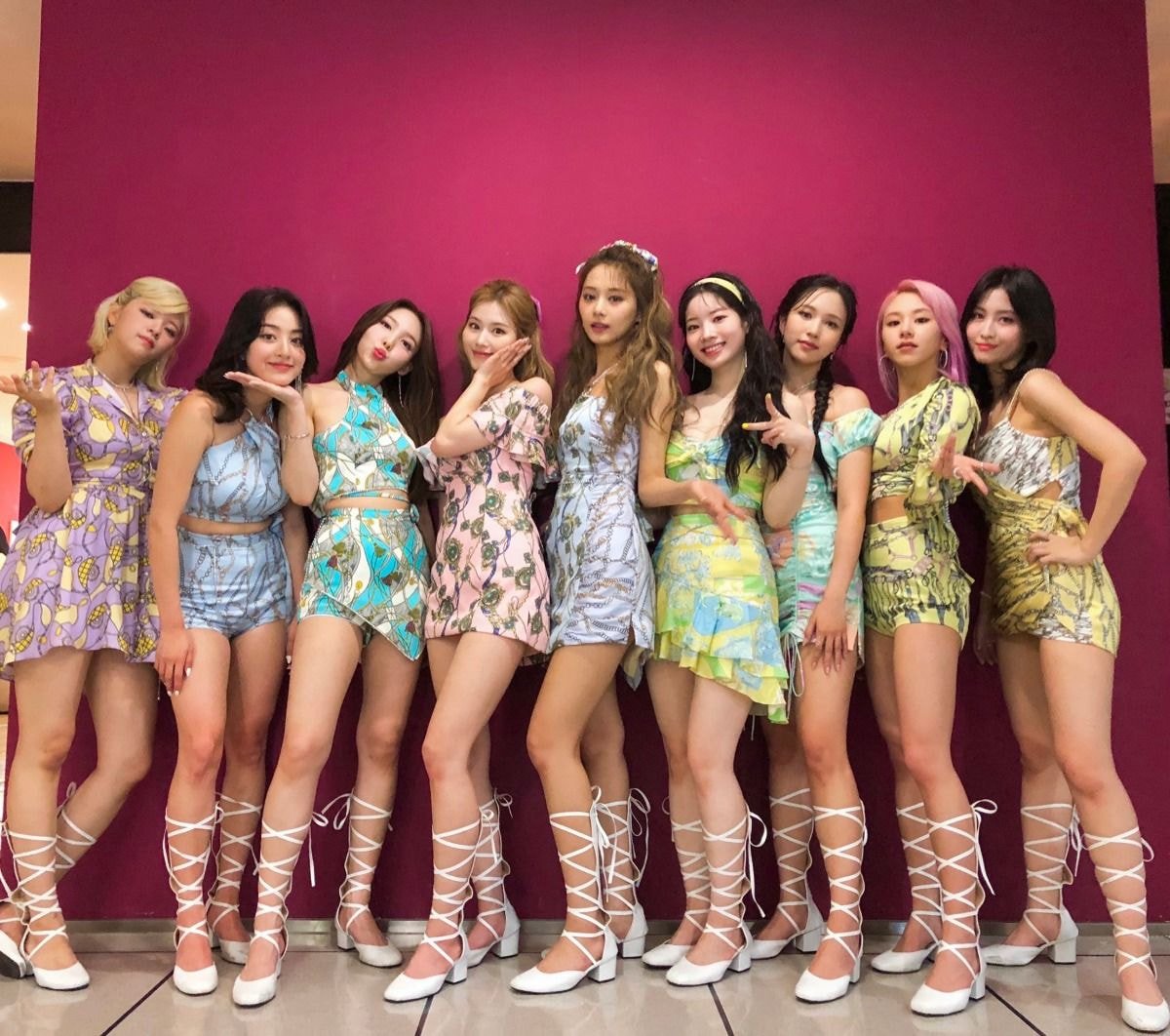 Twice chứng minh khả năng "mặc gì cũng đẹp" khi cân từ style retro đến rực rỡ màu mè, thậm chí còn nhiều món "khó cảm" - Ảnh 6. Twice chứng minh khả năng "mặc gì cũng đẹp" khi cân từ style retro đến rực rỡ màu mè, thậm chí còn nhiều món "khó cảm" - Ảnh 6.
