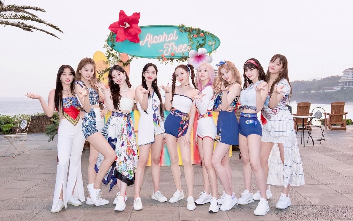 Twice chứng minh khả năng "mặc gì cũng đẹp" khi cân từ style retro đến rực rỡ màu mè, thậm chí còn nhiều món "khó cảm" - Ảnh 7. Twice chứng minh khả năng "mặc gì cũng đẹp" khi cân từ style retro đến rực rỡ màu mè, thậm chí còn nhiều món "khó cảm" - Ảnh 7.