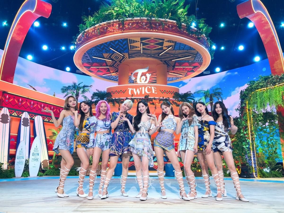 Twice chứng minh khả năng "mặc gì cũng đẹp" khi cân từ style retro đến rực rỡ màu mè, thậm chí còn nhiều món "khó cảm" - Ảnh 8. Twice chứng minh khả năng "mặc gì cũng đẹp" khi cân từ style retro đến rực rỡ màu mè, thậm chí còn nhiều món "khó cảm" - Ảnh 8.