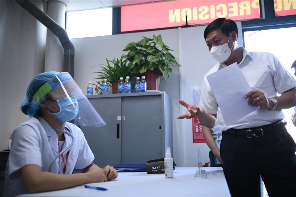 Để hoàn thành chiến dịch tiêm vaccine lớn nhất lịch sử, Việt Nam cần tiêm 300.000 - 500.000 liều/ngày - Ảnh 2. Để hoàn thành chiến dịch tiêm vaccine lớn nhất lịch sử, Việt Nam cần tiêm 300.000 - 500.000 liều/ngày - Ảnh 2.