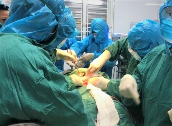 Nghệ An: Phẫu thuật cấp cứu tại khu cách ly cứu sống sản phụ và thai nhi bị rau bong non nguy kịch - Ảnh 1.